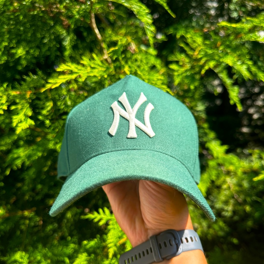 CULTURE KINGS NEW YORK YANKEES SNAPBACK. CONDITION IS USED.